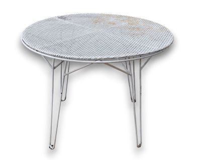 une table blanche sur laquelle repose un cadre métallique