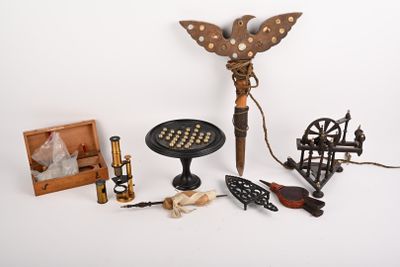 un grand nombre d'objets posés sur une table
