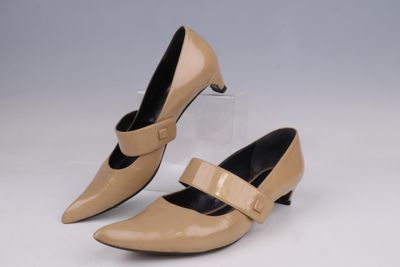 paire de chaussures pour femmes de couleur beige avec un talon transparent