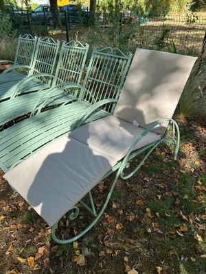 de nombreuses chaises de jardin posées dans l'herbe