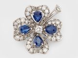 une broche en forme de fleur, sertie de saphirs et de diamants