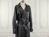 un trench-coat en cuir noir sur un mannequin, un mannequin, un mannequin, un mannequin, un mannequin, un mannequin, un mannequin, un mannequin, un mannequin, un mannequin, un mannequin, un mannequin, un mannequin, un mannequin, un mannequin, un mannequin, un mannequin, un mannequin, un mannequin, un mannequin, un mannequin, un mannequin, un mannequin, un mannequin, un mannequin, un mannequin, un mannequin, un mannequin, un mannequin, un mannequin, un mannequin, un mannequin