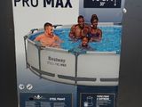 une image représentant une boîte sur laquelle figure une photo d'une famille dans la piscine