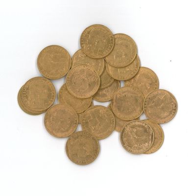 une pile de pièces de monnaie posée sur une surface blanche