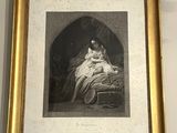 une photo d'une femme assise sur un lit, dans un cadre doré