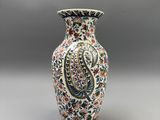 une image représentant un vase orné d'un motif paisley