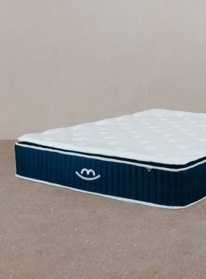 une photo d'un matelas posé à même le sol dans une pièce