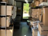 de nombreuses caisses empilées sur les étagères d'un local de stockage