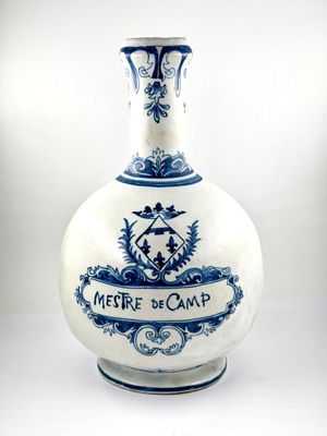 VASE à panse globulaire en céramique émaillée blanc bleu, in…