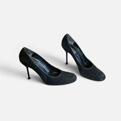 une paire d'escarpins noirs sur fond blanc