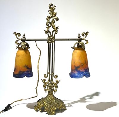 une lampe posée sur une table et munie d'un cordon