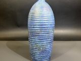 un vase bleu posé sur une table