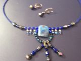 ensemble collier et boucles d'oreilles avec des perles de verre bleues et des perles de verre