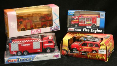 trois camions de pompiers miniatures rangés dans une boîte