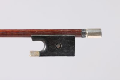 un archet de violon en bois et en métal sur fond blanc
