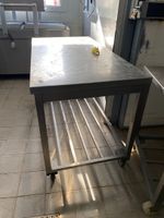 Une table rectangulaire en inox à claies d'entrejambe, sur r… (photo 2)