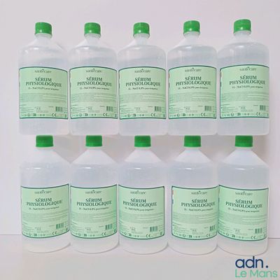 six bouteilles de liquide empilées les unes sur les autres sur une table