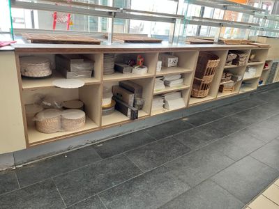 de nombreuses étagères sur lesquelles sont posés des paniers dans un magasin