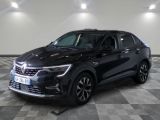 le 4x4 noir est garé sur un carrelage à carreaux