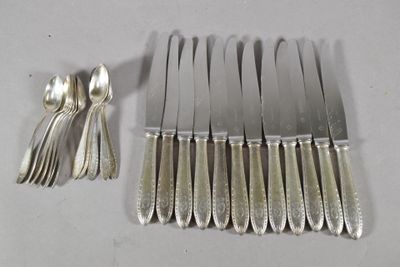 beaucoup de fourchettes et de cuillères sur la table