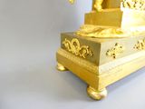 une statue en or représentant un homme sur un socle
