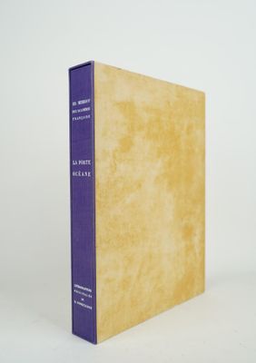 une image représentant un livre à la couverture violette posé sur une surface blanche