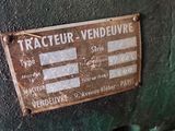 a sign on the side of a machine that says tractor - vendeurvrk
