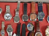 beaucoup de montres rangées dans un coffret rouge