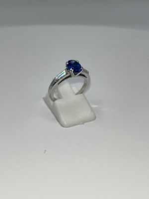 Bague en or blanc ornée d'un saphir type Ceylan, facetté et …
