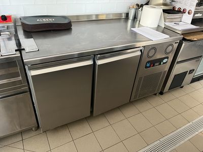 Sur désignation à VIENNE (38200) : Tour réfrigéré positif inox à dosse