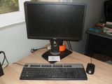 une image d'un bureau d'ordinateur avec un clavier et un écran