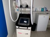 une machine qui se trouve dans le coin d'une pièce