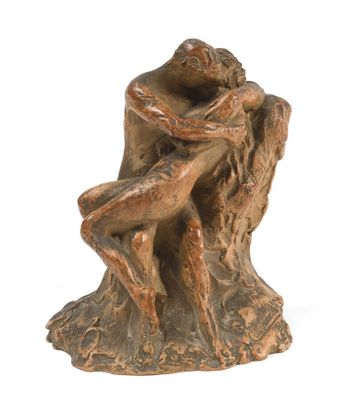 statue représentant un couple s'étreignant sur une souche d'arbre