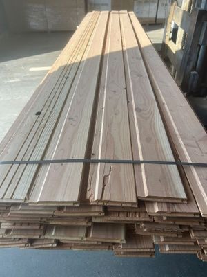 un gros plan sur une pile de planches de bois dans un entrepôt