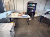 une pièce dans laquelle se trouvent un bureau, une chaise et une bibliothèque
