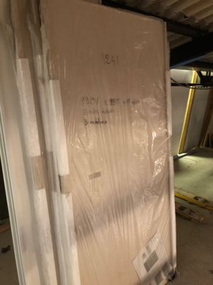 un matelas posé au milieu d'une pièce