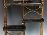 une étagère sur laquelle sont posés tout un tas d'objets