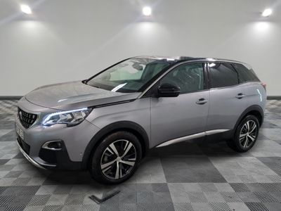 Le nouveau SUV Peugeot est garé dans le showroom.