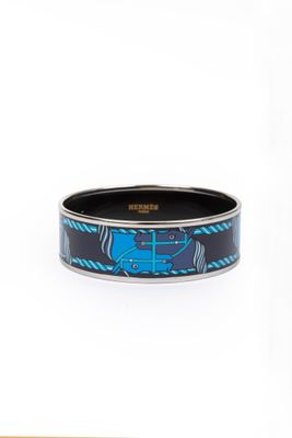 une image représentant un bracelet orné d'un motif bleu et noir