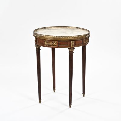 une petite table avec un plateau en marbre et des pieds en bois