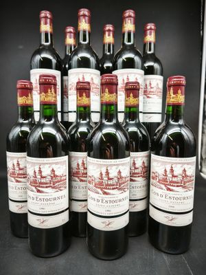 six bouteilles de vin rouge sont alignées sur une table