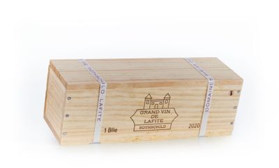 une boîte en bois sur laquelle est collée une étiquette, posée sur une surface blanche