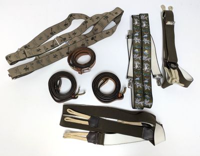 un grand nombre d'objets posés sur la table