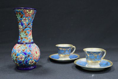 trois tasses et un vase posés sur une table