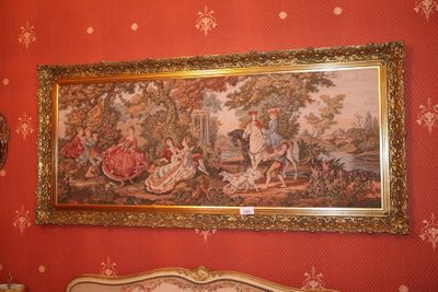 une photo d'un tableau accroché au mur au-dessus d'un lit