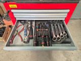 de nombreux outils dans le tiroir d'une boîte à outils