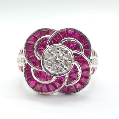 une image d'une bague ornée d'une fleur en diamants et rubis sur fond blanc