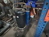 une photo d'une machine qui se trouve dans un garage