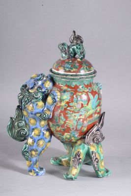 une image représentant un vase coloré posé sur une table