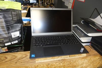un ordinateur portable posé sur un bureau en bois